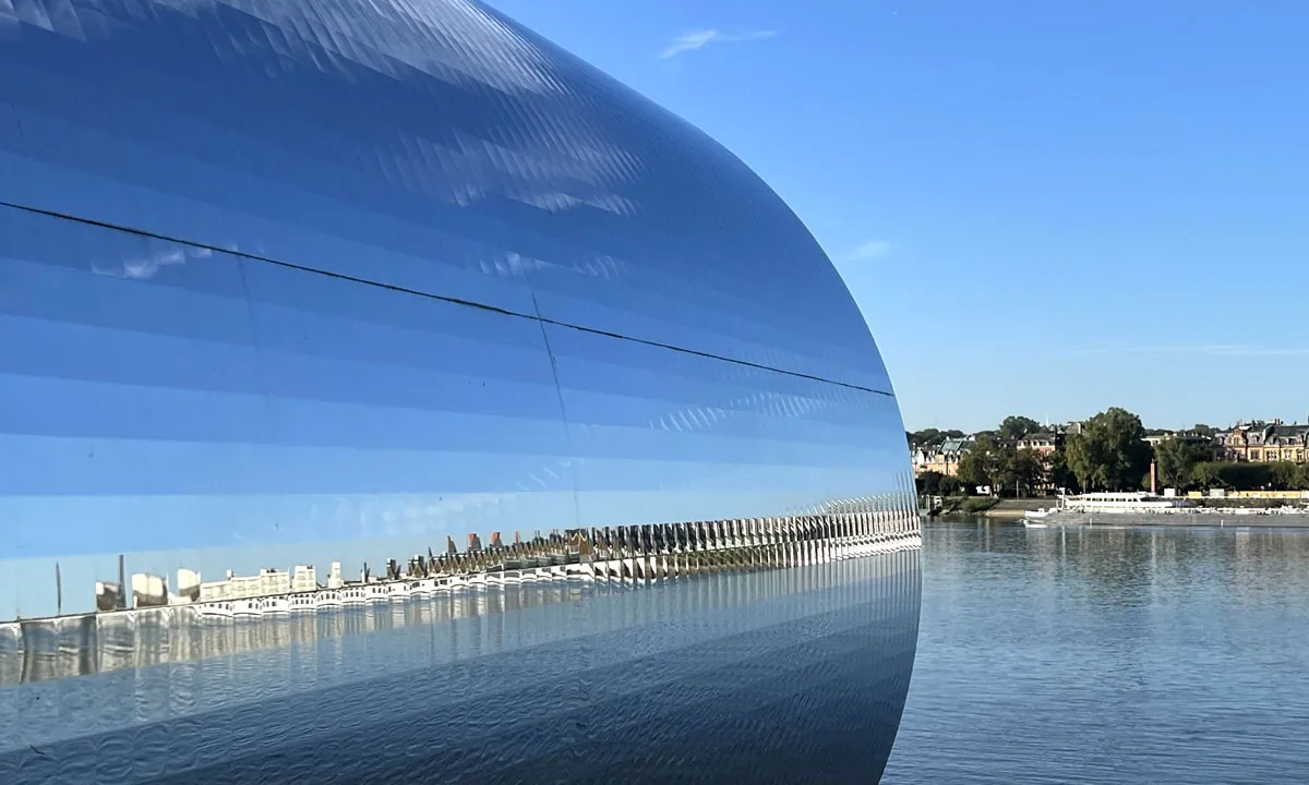 Kunstobjekt mit Spiegeln und Blick über den Rhein auf die Stadt Mainz &middot; Elektro-Adam-Mühlheim